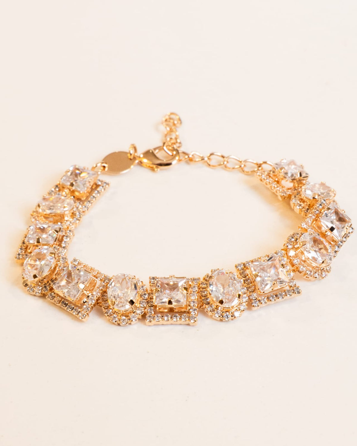 Pulseira Festa Cravejado com Zircônias Cristal Formato Quadrado e Oval Banho Ouro 18k.